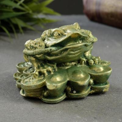 Фигура декор Жаба на деньгах зеленый с позолотой 8х8х4 см 6758158 в интернет гипермаркете «Планета Лета». Фото