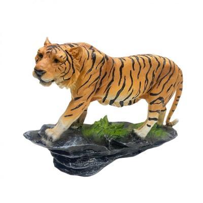 Фигура Тигр поднимается на камень Н-21см,L-30см,В-9см в интернет гипермаркете «Планета Лета». Фото