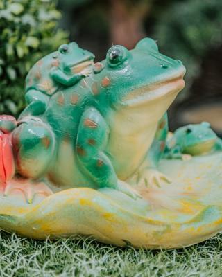 Фигура Лягушка на большом листке с лягушатами Н-18 см F045 в интернет гипермаркете «Планета Лета». Фото